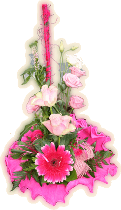 Ein Gesteck mit blaßrosa Rosen und pinkfarbener Gerbera